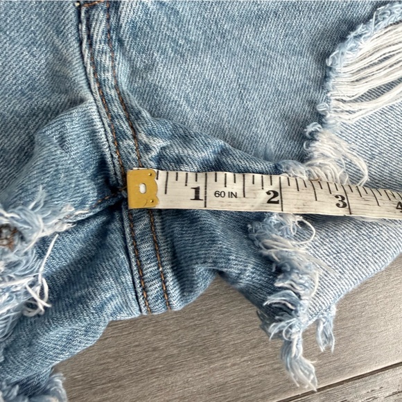 Levi's Women's 501 Cotton High Rise Denim Shorts Sansome St Size 26 56327-0193 - Picture 16 of 16